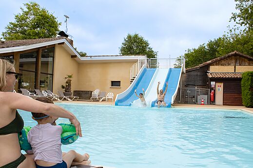 Dubbele waterglijbaan en buitenzwembad op camping CLICOCHIC Bimbo in BISCARROSSE (40).