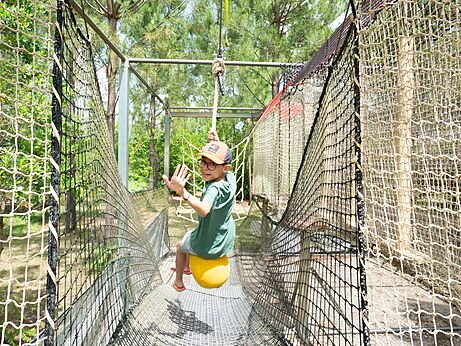 Kind op hangend avonturenparcours op camping CLICOCHIC Bimbo in BISCARROSSE (40).