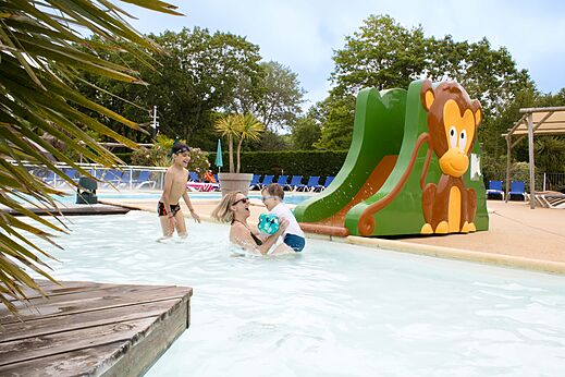 Apen waterglijbaan en kinderzwembad op camping CLICOCHIC Bimbo in BISCARROSSE (40)
