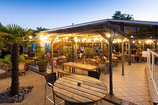 Verlicht buitenterras restaurant met gasten op camping CLICOCHIC Bimbo BISCARROSSE (40).