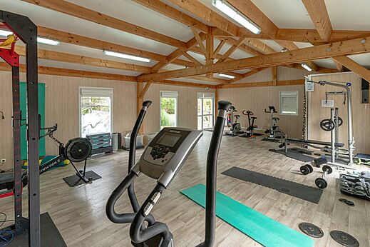Fitnessruimte met diverse apparatuur op camping CLICOCHIC Bimbo in BISCARROSSE (40).