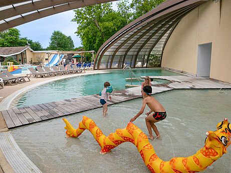 Overdekt zwembad en waterspelen voor kinderen op camping CAPFUN Cenic in BISCARROSSE.