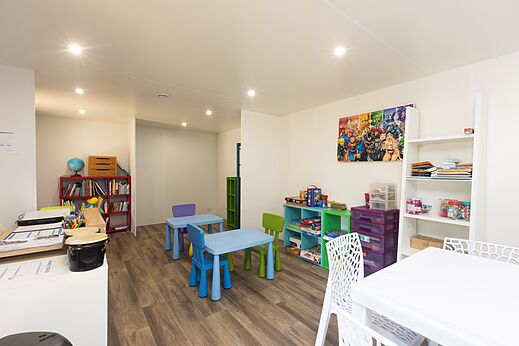 Speelzaal voor kinderen met tafels en stoelen op camping CLICOCHIC Bimbo in BISCARROSSE (40)