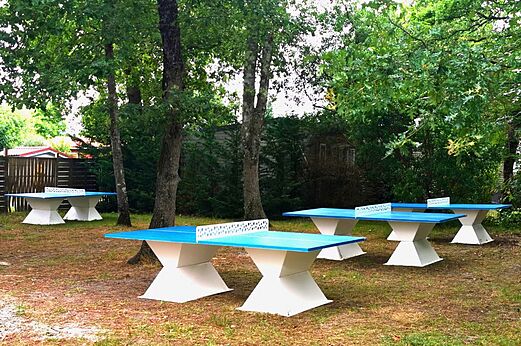 Buiten pingpongtafels voor spelletjes op camping CLICOCHIC Bimbo in BISCARROSSE (40).