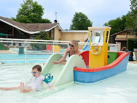 Glijbaan, boot en kinderzwembad op camping CLICOCHIC Bimbo in BISCARROSSE.