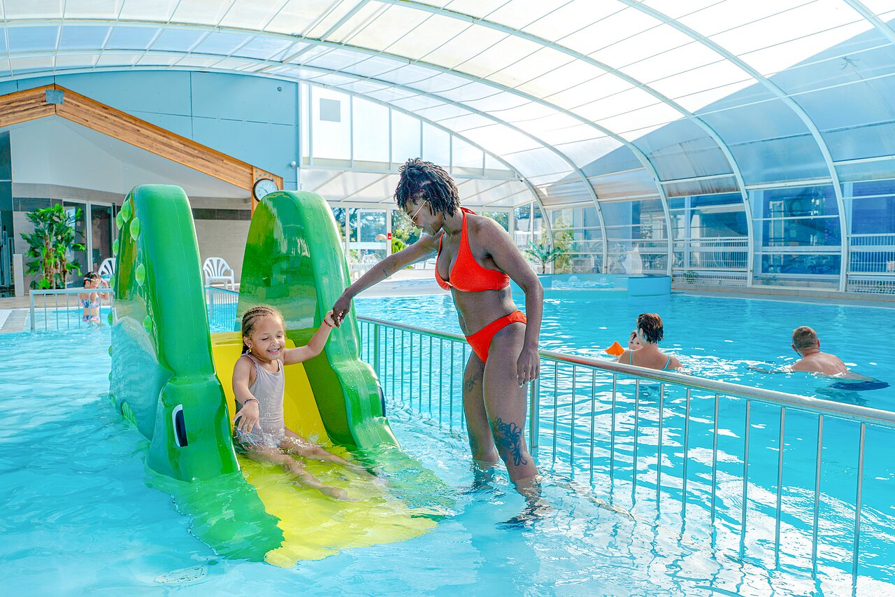 Kinderglijbaan en overdekt zwembad op camping VAGUES OCEANES Blancs Ch�nes (85).
