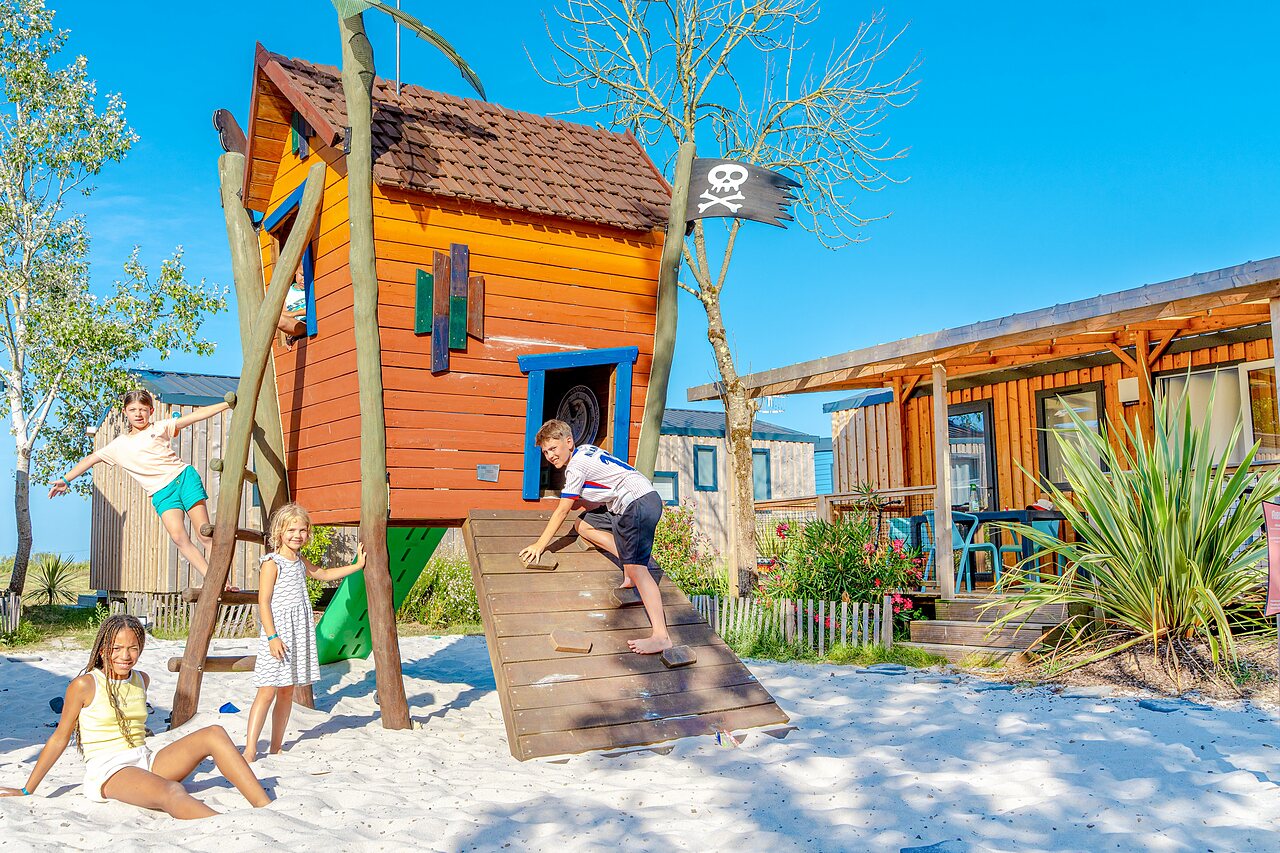 Kinderspelen op camping VAGUES OCEANES Blancs Ch�nes in LA TRANCHE SUR MER (85).