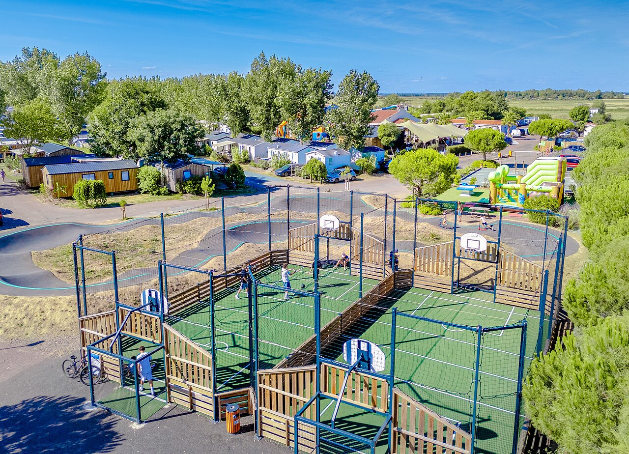 Multisportterrein, pumptrack en opblaasbare spelen op camping VAGUES OCEANES Blancs Ch�nes in LA TRANCHE SUR MER (85).