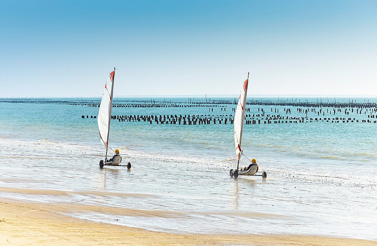 Strandzeilen op het strand bij camping VAGUES OCEANES Blancs Ch�nes in LA TRANCHE SUR MER (85).