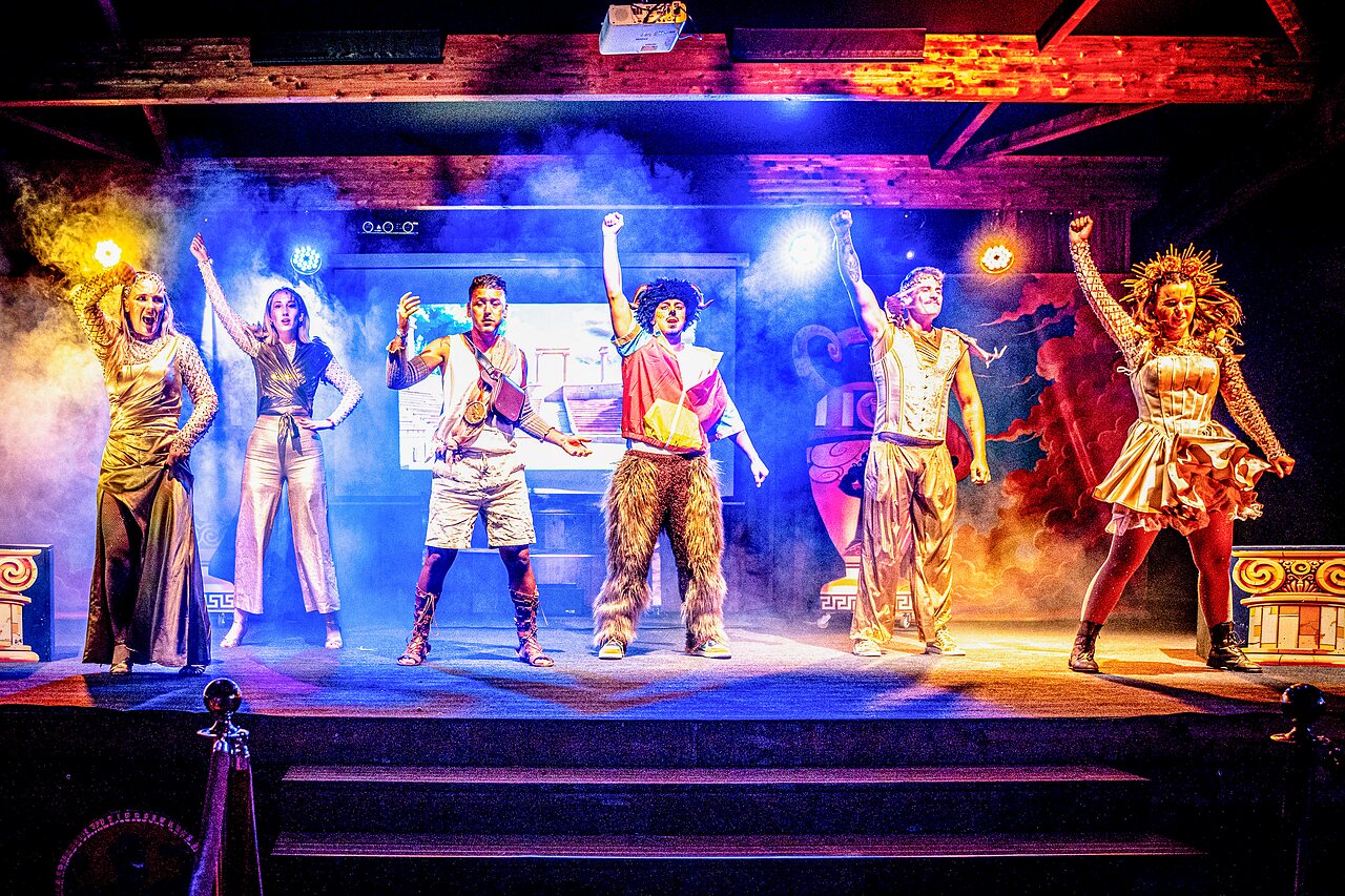 Animatieshow met verklede artiesten op podium op camping VAGUES OCEANES Blancs Ch�nes in LA TRANCHE SUR MER (85).