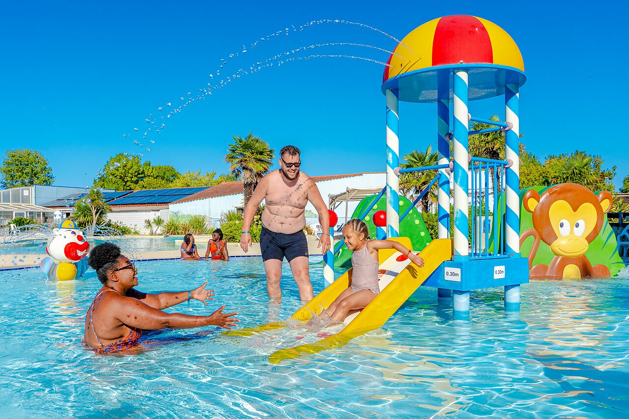 Waterglijbaan en waterspellen voor kinderen op camping VAGUES OCEANES Blancs Ch�nes in LA TRANCHE SUR MER (85).