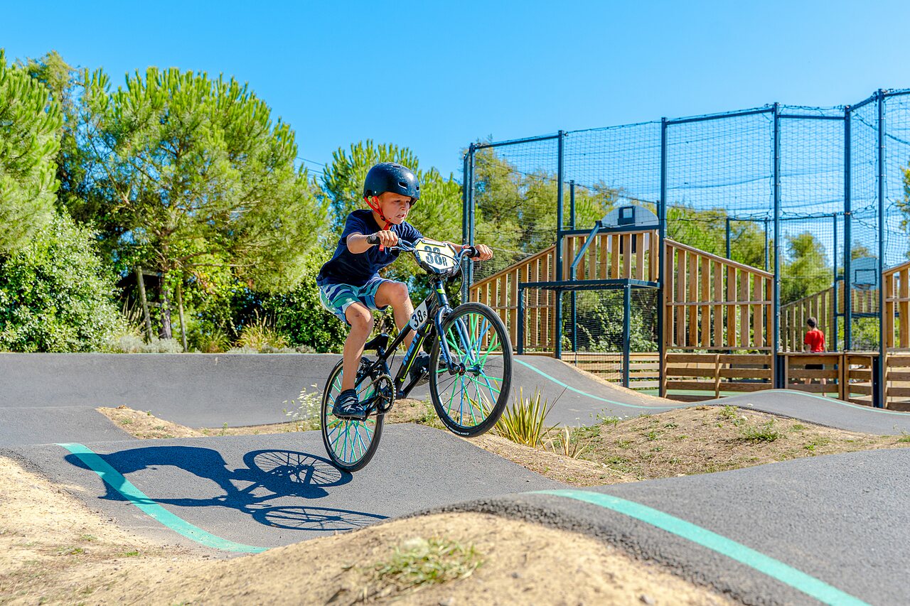 Pump track fiets op camping VAGUES OCEANES Blancs Ch�nes in LA TRANCHE SUR MER.