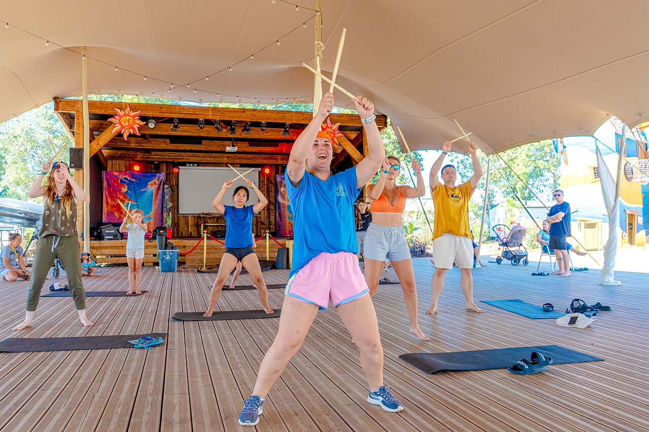 Geanimeerde groepsfitness, op camping VAGUES OCEANES Blancs Ch�nes in LA TRANCHE SUR MER (85).