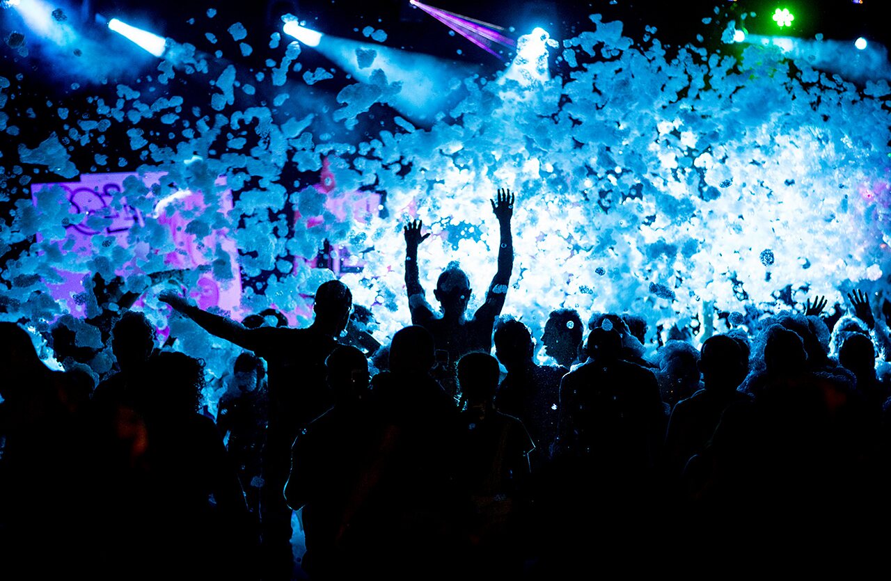 Schuimparty, feestende menigte, blauwe lichten op camping VAGUES OCEANES Blancs Ch�nes in LA TRANCHE SUR MER (85).