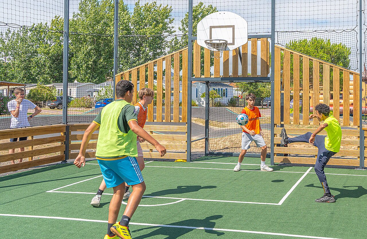 Multisportterrein voor voetbal en basketbal op camping VAGUES OCEANES Blancs Ch�nes in LA TRANCHE SUR MER (85).