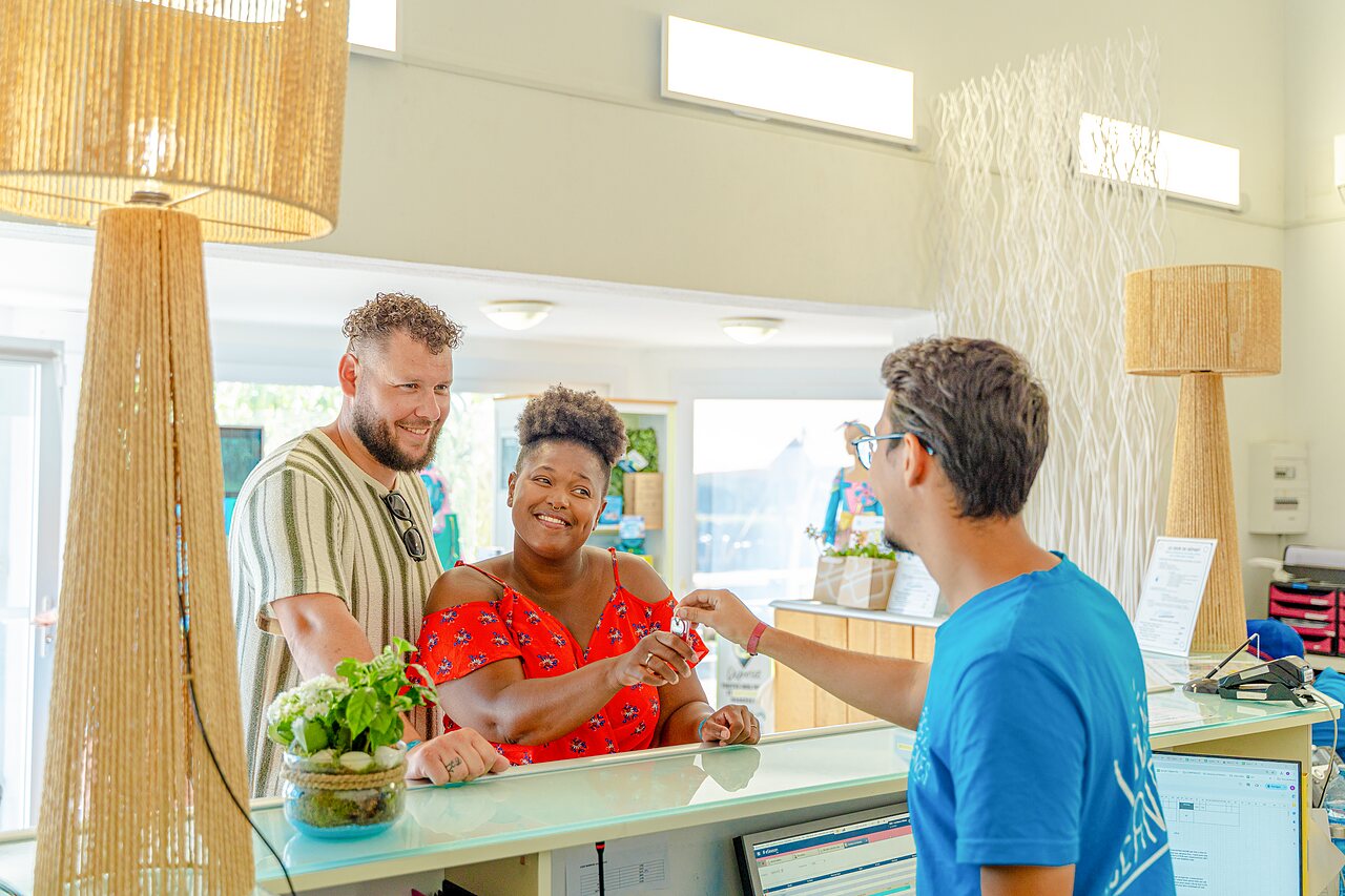 Receptie, sleuteloverdracht aan gasten op camping VAGUES OCEANES Blancs Ch�nes in LA TRANCHE SUR MER (85).