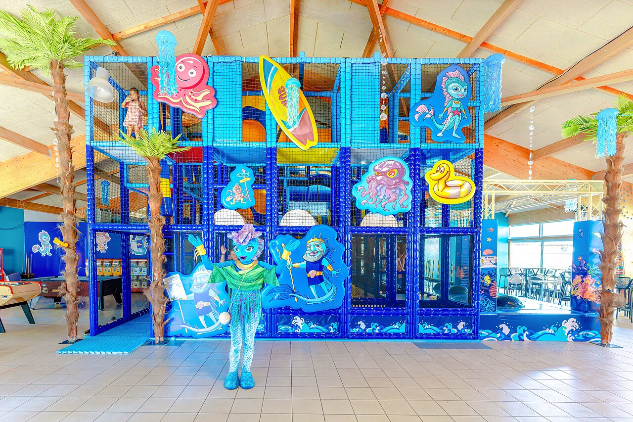 Grote indoor speeltuin, maritiem thema, op camping VAGUES OCEANES Blancs Ch�nes.