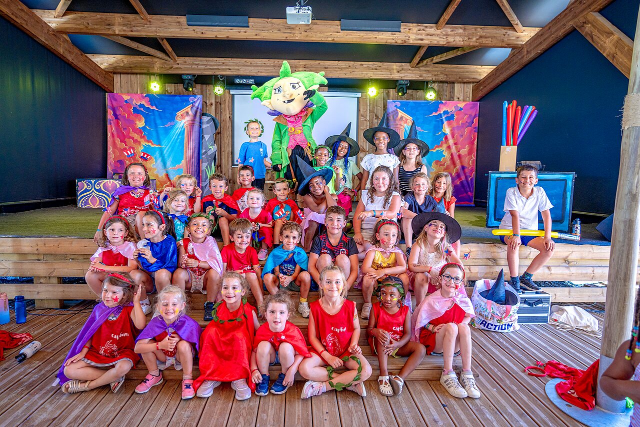 Kinderanimatie met mascotte en kostuums op camping VAGUES OCEANES Blancs Ch�nes.