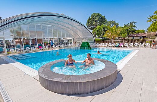 Overdekt zwembad, jacuzzi en glijbaan op camping VAGUES OCEANES Blancs Ch�nes.