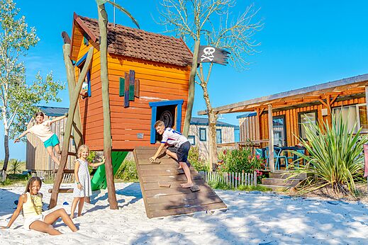 Kinderen spelen op houten piraten speeltuin op camping VAGUES OCEANES Blancs Chênes in LA TRANCHE SUR MER (85).