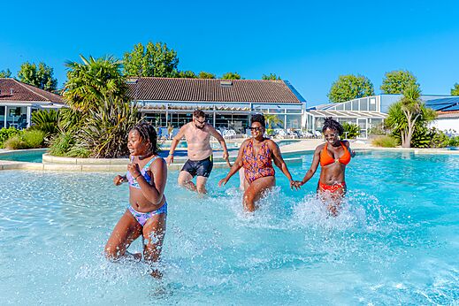 Buitenzwembad, familie plezier makend op camping VAGUES OCEANES Blancs Chênes in LA TRANCHE SUR MER (85).