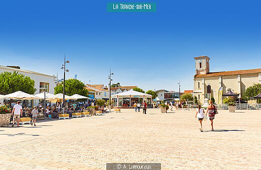 Levendig plein in La Tranche-sur-Mer met terrassen en draaimolen, Vend�e.