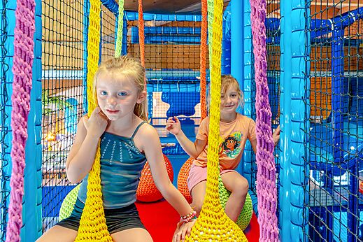 Binnenspeeltuin voor kinderen op camping VAGUES OCEANES Blancs Chênes.