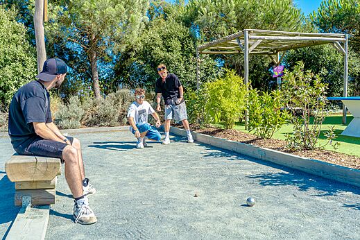 Petanque spel op het terrein van camping VAGUES OCEANES Blancs Chênes in LA TRANCHE SUR MER (85).
