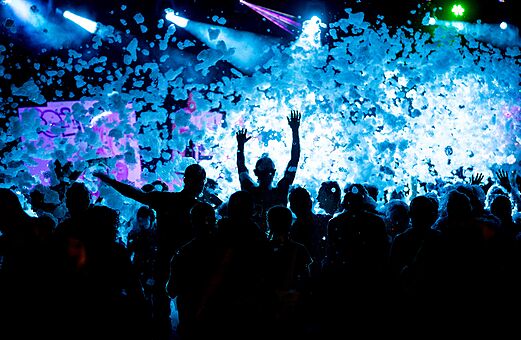 Levendig schuimfeest, feestende menigte onder blauwe lichten op camping VAGUES OCEANES Blancs Chênes in LA TRANCHE SUR MER (85).