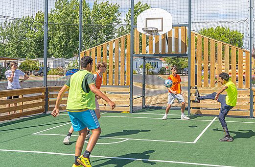 Multisportterrein, jongeren voetballen, camping VAGUES OCEANES Blancs Chênes.