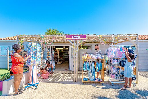 Proxi supermarkt met klanten die boodschappen doen op camping VAGUES OCEANES Blancs Chênes in LA TRANCHE SUR MER (85).