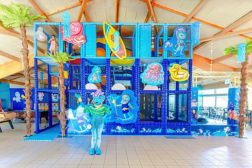Grote binnenspeeltuin voor kinderen op camping VAGUES OCEANES Blancs Chênes in LA TRANCHE SUR MER (85).