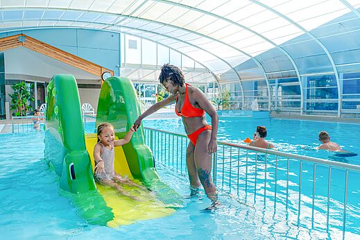 Waterglijbaan en overdekt zwembad op camping VAGUES OCEANES Blancs Ch�nes in LA TRANCHE SUR MER (85).