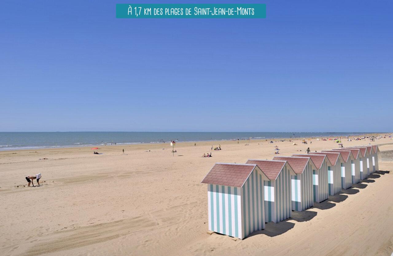 Strand van Saint-Jean-de-Monts met gestreepte strandhuisjes, Vend�e.
