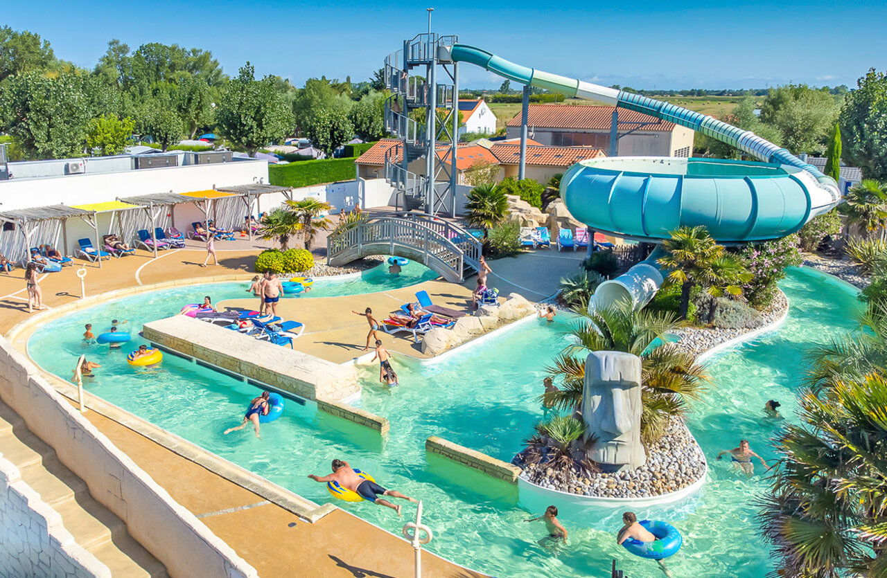 Reuzenglijbaan, lazy river en buitenzwembaden op camping VAGUES OCEANES Bois Joly in Saint-Jean-de-Monts (85).