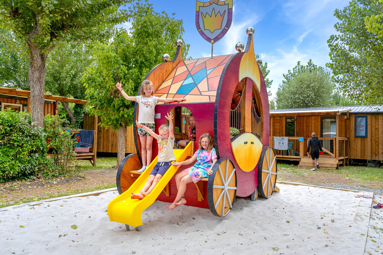 Speeltuin koets kinderen op camping VAGUES OCEANES Bois Joly in Saint-Jean-de-Monts.