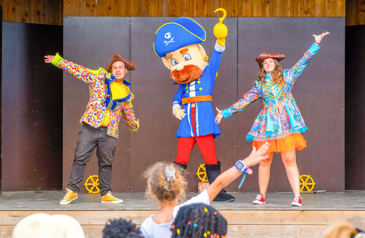 Mascotte en animators in kindershow op camping VAGUES OCEANES Bois Joly in Saint-Jean-de-Monts (85).
