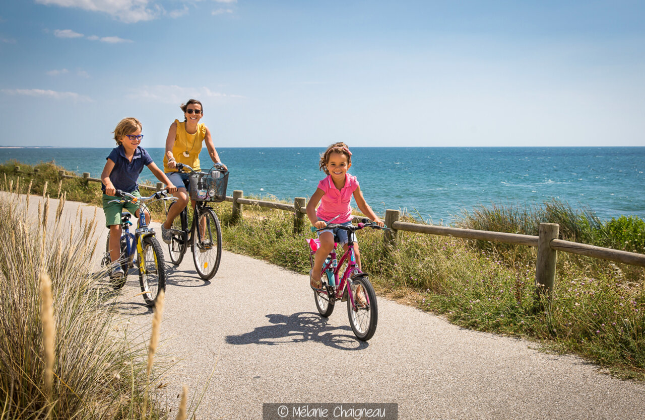 Familie fietst langs de kust, camping VAGUES OCEANES Bois Joly, Saint-Jean-de-Monts (85).