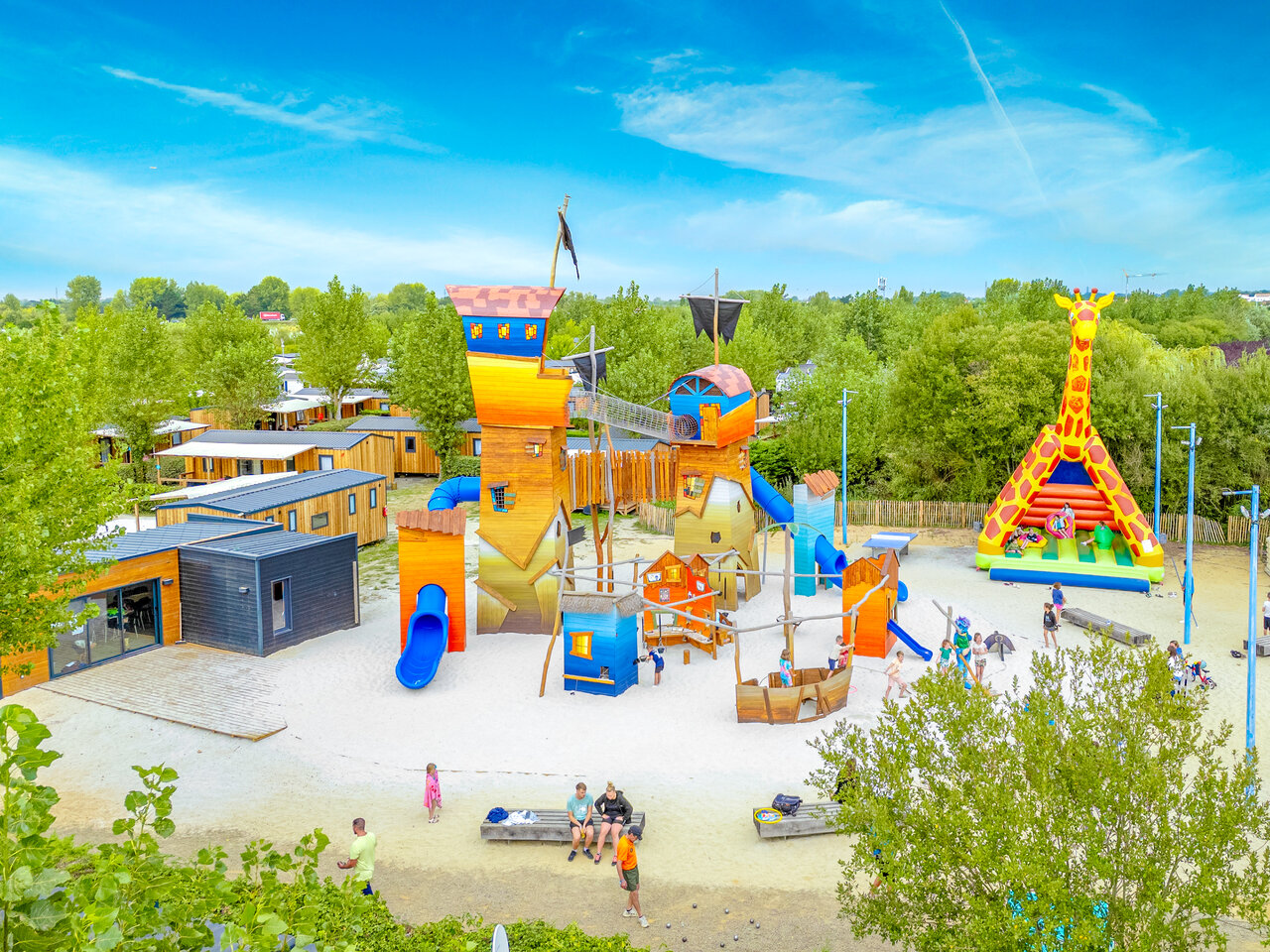 Kinderspeeltuin, piratenkasteel, opblaasbare giraf op camping VAGUES OCEANES Bois Joly.