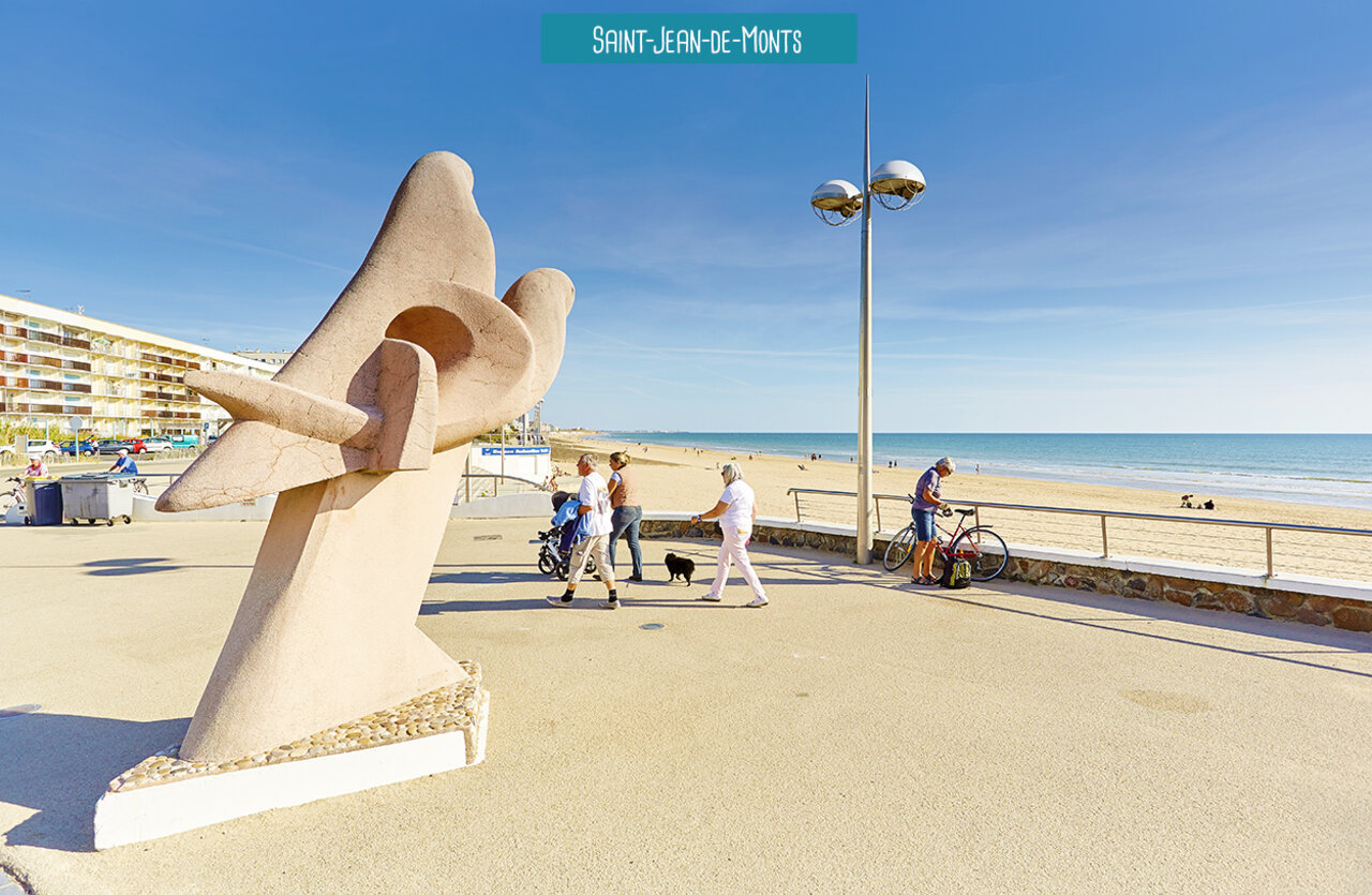 Moderne sculptuur op de boulevard van Saint-Jean-de-Monts, Vend�e, nabij de camping.