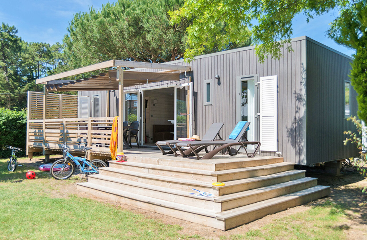 Stacaravan, terras, ligstoelen op camping VAGUES OCEANES Bois Joly in Saint-Jean-de-Monts.