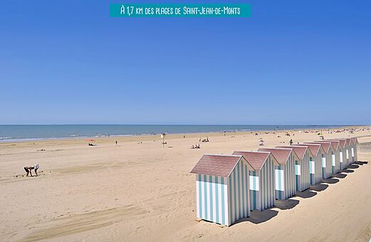 Strand en strandhuisjes op camping VAGUES OCEANES Bois Joly Saint-Jean-de-Monts.