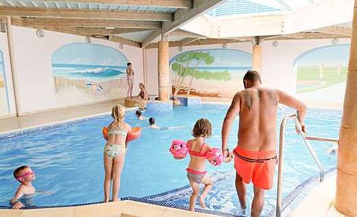 Verwarmd binnenzwembad, familie op camping VAGUES OCEANES Bois Joly in Saint-Jean-de-Monts.