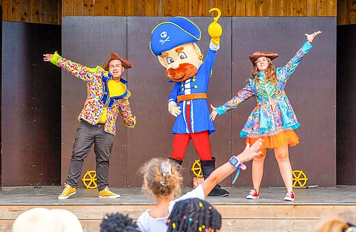 Piratenmascotte en animatoren in show op camping VAGUES OCEANES Bois Joly in Saint-Jean-de-Monts.