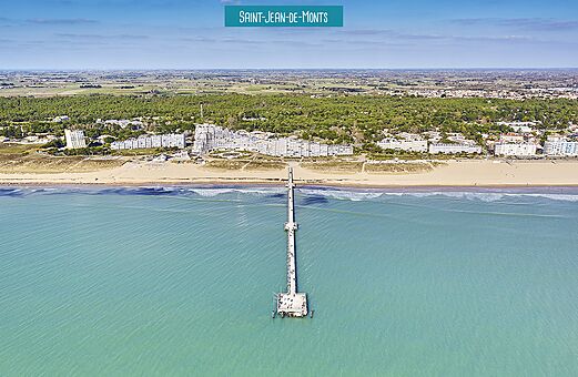 Luchtfoto strand en pier van Saint-Jean-de-Monts in de Vendée.