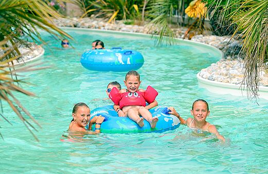 Kinderen in zwembad met zwembanden op camping VAGUES OCEANES Bois Joly in Saint-Jean-de-Monts (85).
