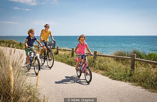 Fietsen aan zee op camping VAGUES OCEANES Bois Joly in Saint-Jean-de-Monts (85).