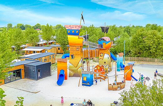 Themaspeeltuin met glijbanen op VAGUES OCEANES Bois Joly, Saint-Jean-de-Monts.