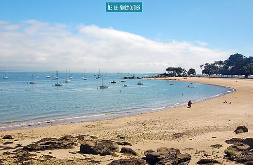 Zandstrand en boten op Île de Noirmoutier, een trekpleister in de Vendée.