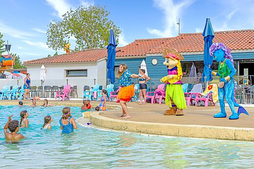 Buitenzwembad, animatie en mascottes op camping VAGUES OCEANES Bois Joly.